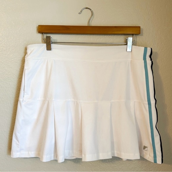 Bette & Court White with Blue Stripes Pull On UPF 50 Activity Skort, Size Large - Picture 1 of 6